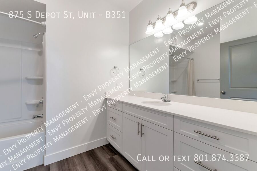 Stunning, 3 Bed - 2 Bath Pet-Friendly Home at West Square - Available NOW! property image