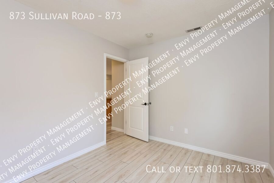 Modern 3 Bed, 3 Bath Pet-Friendly Home with Central Air & Stylish Finishes! - Available NOW! property image