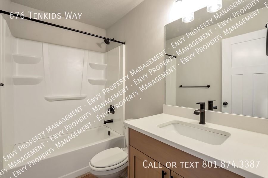 Stunning 3 Bed - 2.5 Bath Townhome in Amazing Layton Location! Available on NOW! property image