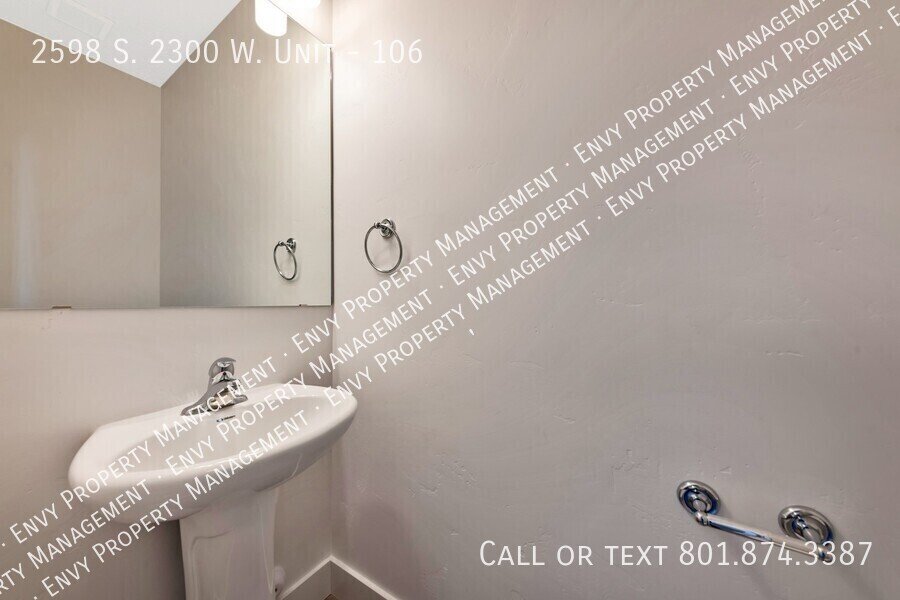 Beautiful 3 Bed, 2.5 Bath Town Home Located in the Sycamore Place Community in West Haven! Available on April 22nd! property image