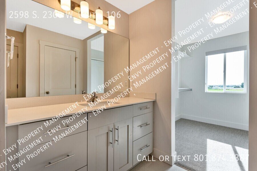 Beautiful 3 Bed, 2.5 Bath Town Home Located in the Sycamore Place Community in West Haven! Available on April 22nd! property image