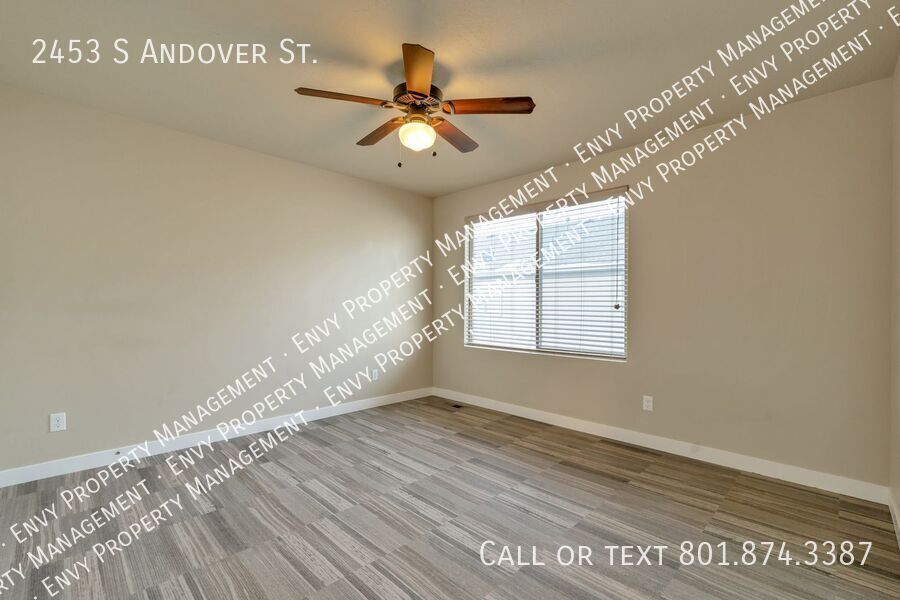 Amazing 2 Bed - 2.5 Bath Townhome in West Haven! Available NOW! property image