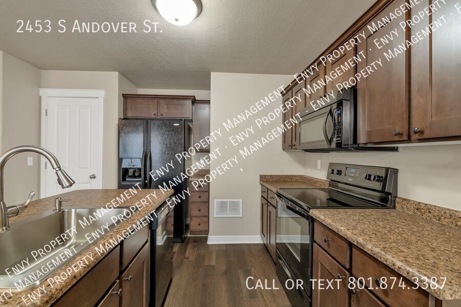 Amazing 2 Bed - 2.5 Bath Townhome in West Haven! Available NOW! property image