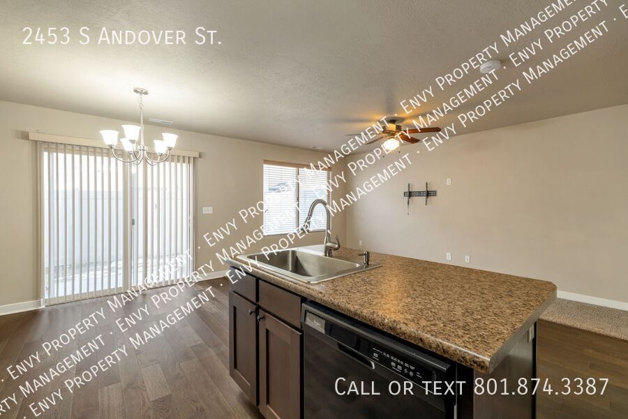 Amazing 2 Bed - 2.5 Bath Townhome in West Haven! Available NOW! property image