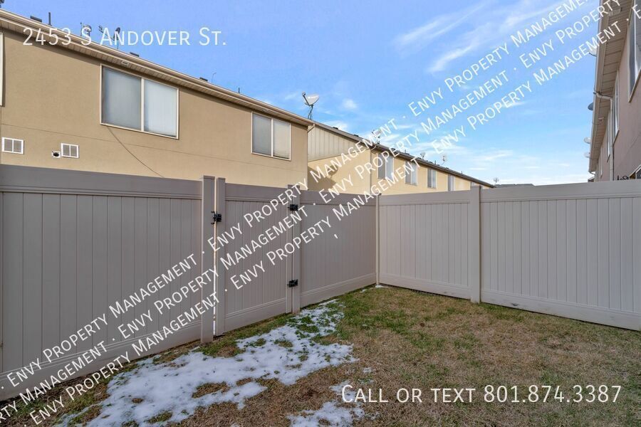 Amazing 2 Bed - 2.5 Bath Townhome in West Haven! Available NOW! property image