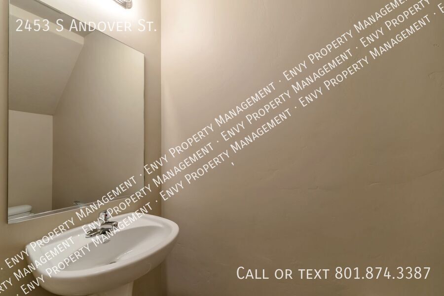 Amazing 2 Bed - 2.5 Bath Townhome in West Haven! Available NOW! property image