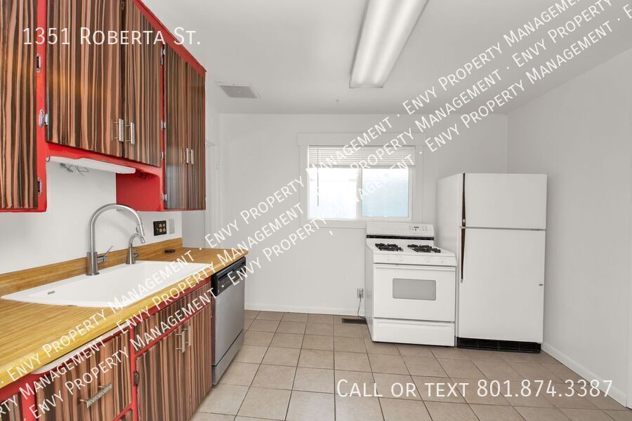 A Gardners Dream 2 Bed 1 Bath Home in Amazing SLC Location! Available on March 27th! property image