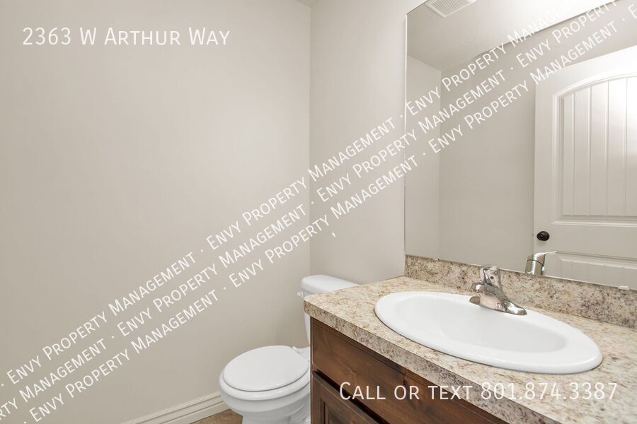 Beautiful 3 Bed, 2.5 Town Home in West Haven, Pet Friendly! Available on April 22nd! property image