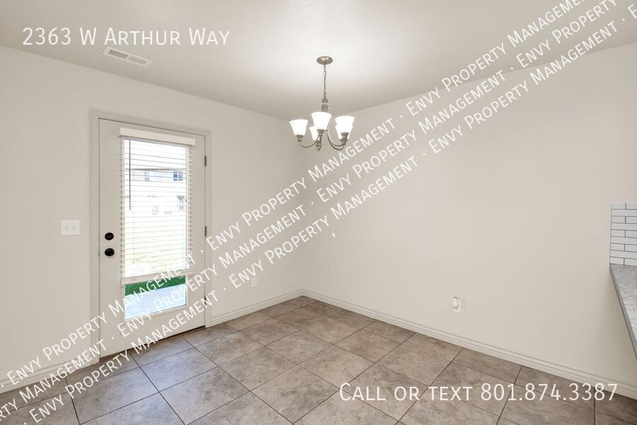 Beautiful 3 Bed, 2.5 Town Home in West Haven, Pet Friendly! Available on April 22nd! property image