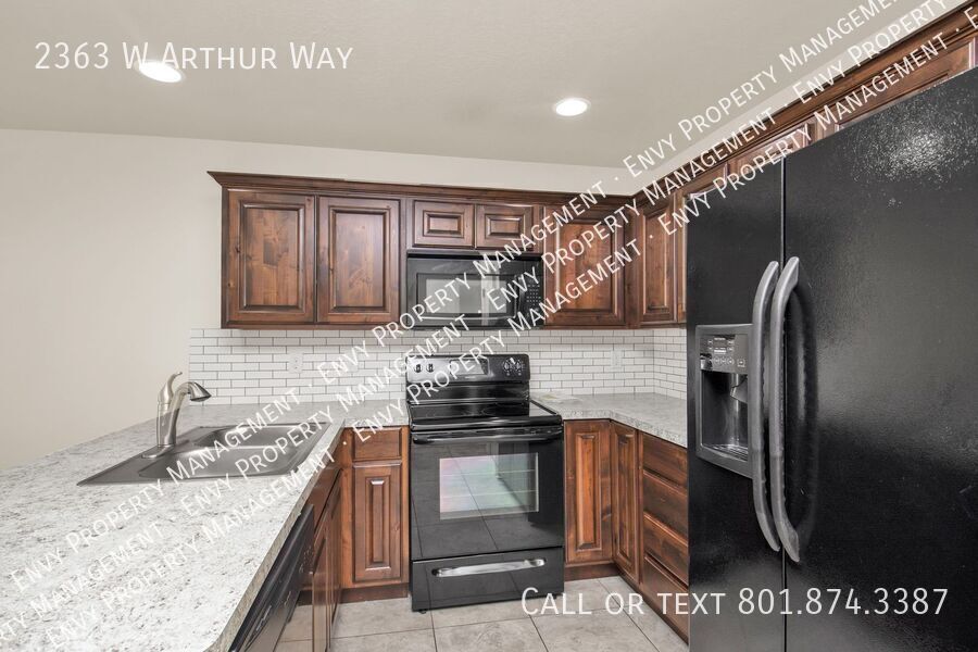 Beautiful 3 Bed, 2.5 Town Home in West Haven, Pet Friendly! Available on April 22nd! property image