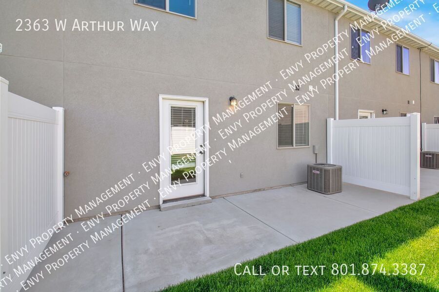 Beautiful 3 Bed, 2.5 Town Home in West Haven, Pet Friendly! Available on April 22nd! property image