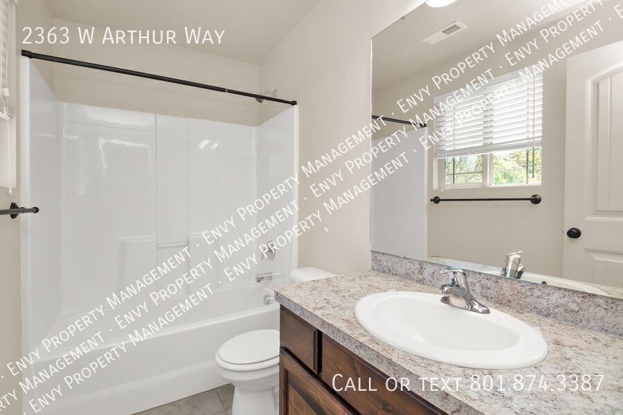 Beautiful 3 Bed, 2.5 Town Home in West Haven, Pet Friendly! Available on April 22nd! property image