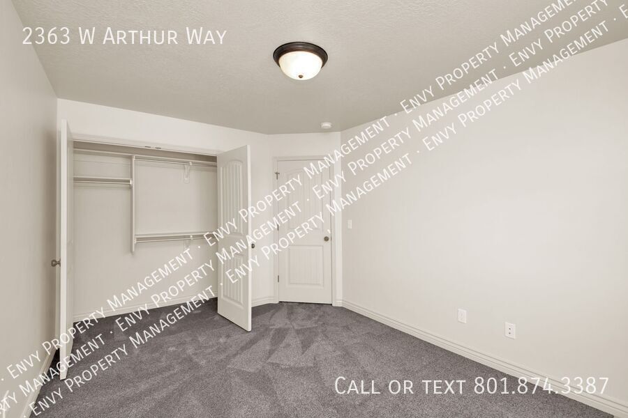 Beautiful 3 Bed, 2.5 Town Home in West Haven, Pet Friendly! Available on April 22nd! property image