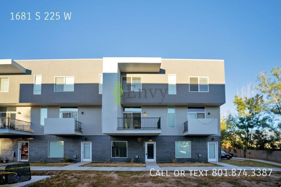 Beautiful 4 Bed - 3 Bath Townhome in Great Clearfield Location! Available NOW! property image