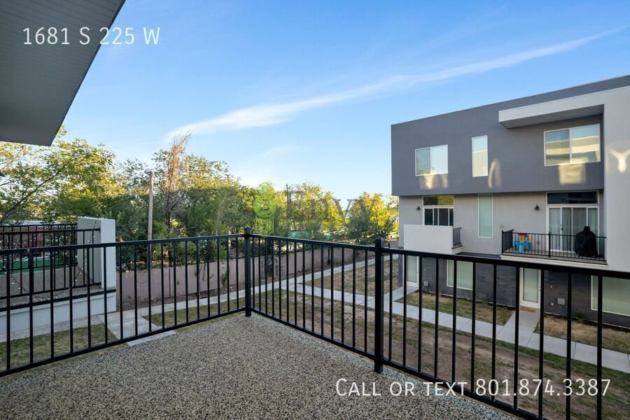 Beautiful 4 Bed - 3 Bath Townhome in Great Clearfield Location! Available NOW! property image