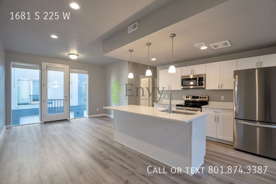 Beautiful 4 Bed - 3 Bath Townhome in Great Clearfield Location! Available NOW! property image