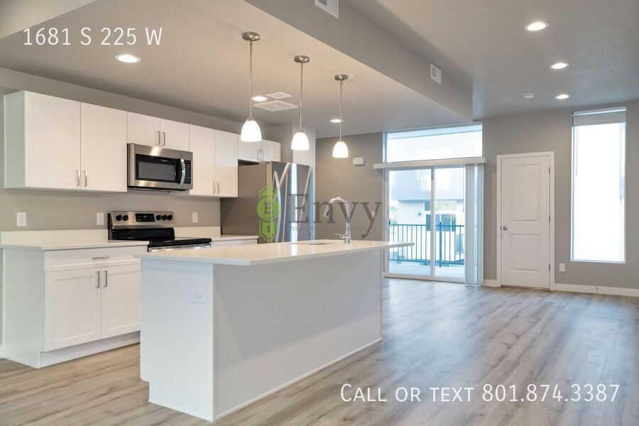 Beautiful 4 Bed - 3 Bath Townhome in Great Clearfield Location! Available NOW! property image