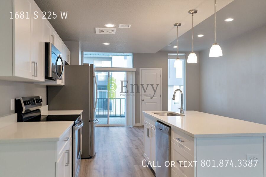 Beautiful 4 Bed - 3 Bath Townhome in Great Clearfield Location! Available NOW! property image