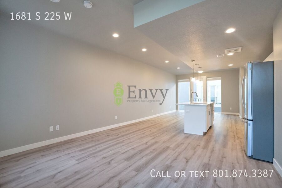 Beautiful 4 Bed - 3 Bath Townhome in Great Clearfield Location! Available NOW! property image