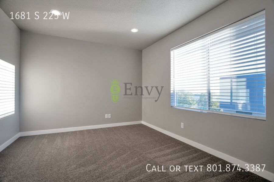 Beautiful 4 Bed - 3 Bath Townhome in Great Clearfield Location! Available NOW! property image