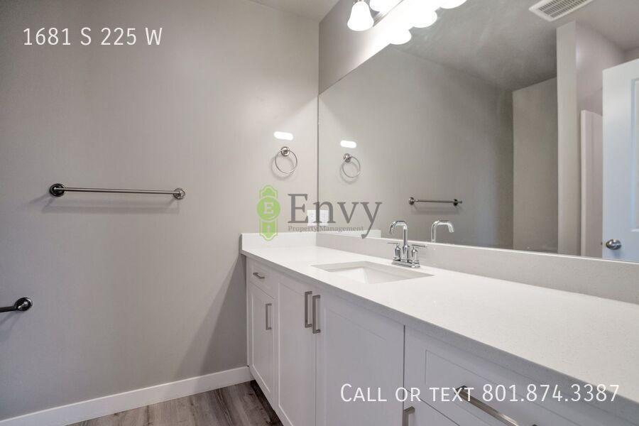 Beautiful 4 Bed - 3 Bath Townhome in Great Clearfield Location! Available NOW! property image