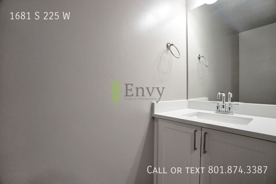 Beautiful 4 Bed - 3 Bath Townhome in Great Clearfield Location! Available NOW! property image