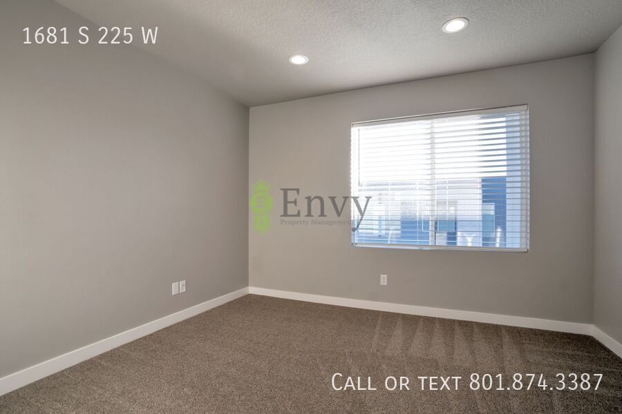 Beautiful 4 Bed - 3 Bath Townhome in Great Clearfield Location! Available NOW! property image