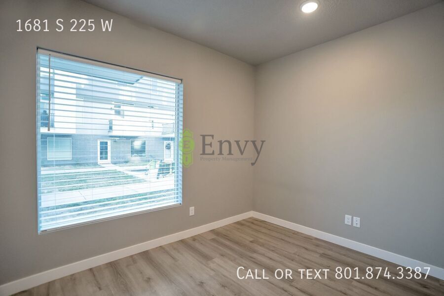 Beautiful 4 Bed - 3 Bath Townhome in Great Clearfield Location! Available NOW! property image