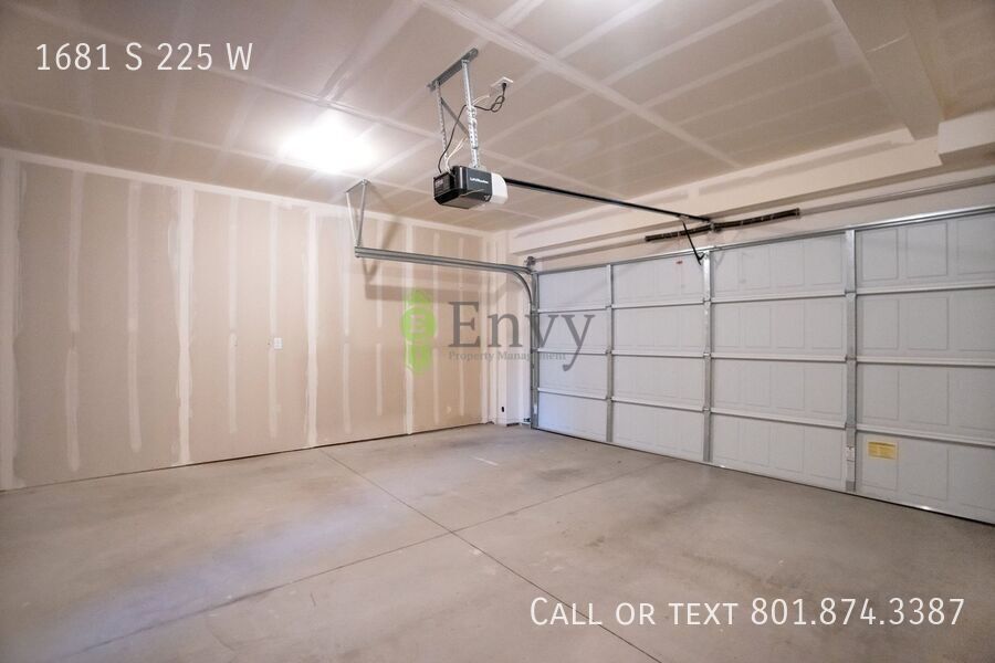 Beautiful 4 Bed - 3 Bath Townhome in Great Clearfield Location! Available NOW! property image