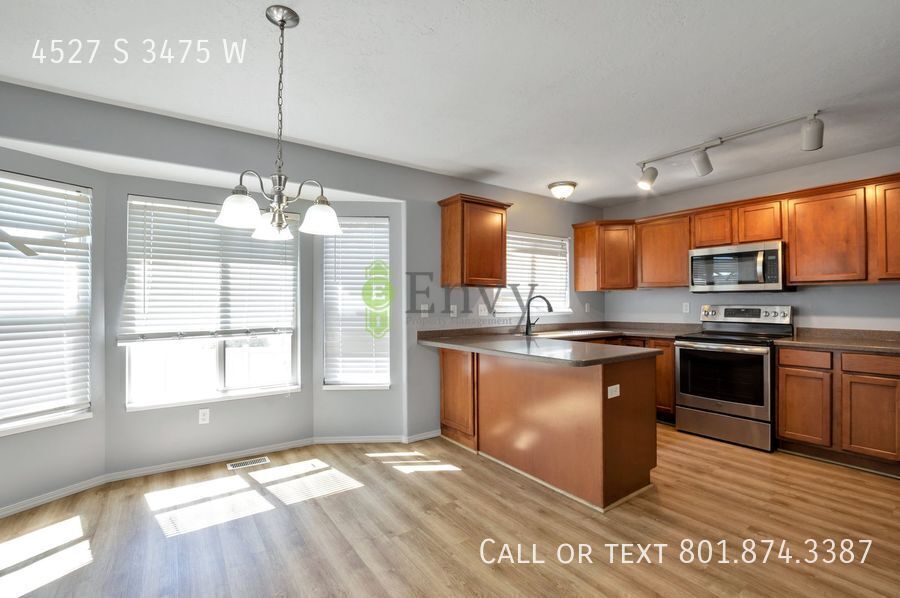 Enormous 5 Bed - 3.5 Bath Beautiful West Haven Home! Available on July 13th! property image