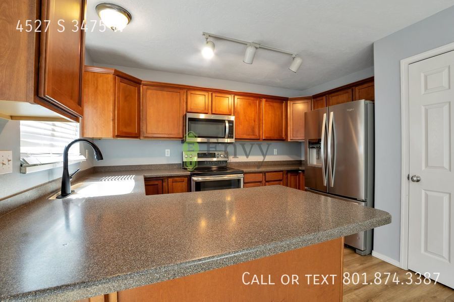 Enormous 5 Bed - 3.5 Bath Beautiful West Haven Home! Available on July 13th! property image