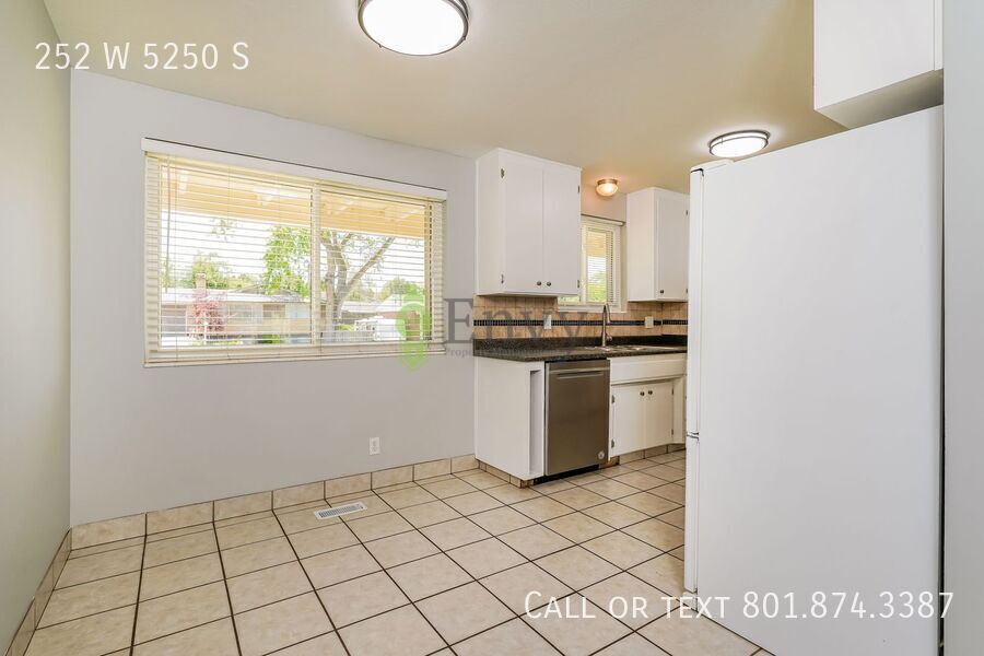 Roomy 5 Bed, 2.5 Bath Pet-Friendly Home with Comfortable Living Space & Carport Parking! - Available NOW! property image