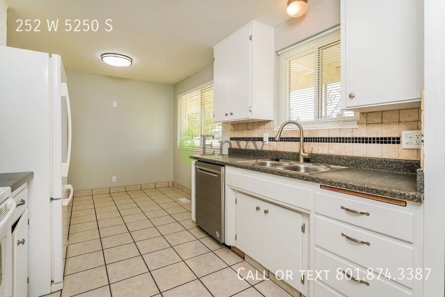 Roomy 5 Bed, 2.5 Bath Pet-Friendly Home with Comfortable Living Space & Carport Parking! - Available NOW! property image