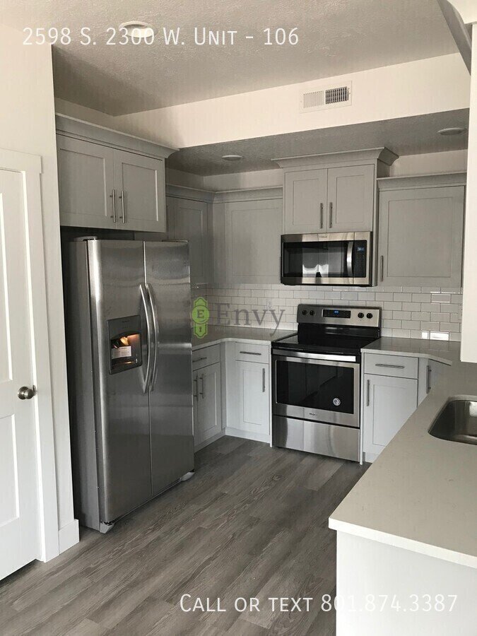 Beautiful 3 Bed, 2.5 Bath Town Home Located in the Sycamore Place Community in West Haven! Available NOW! property image