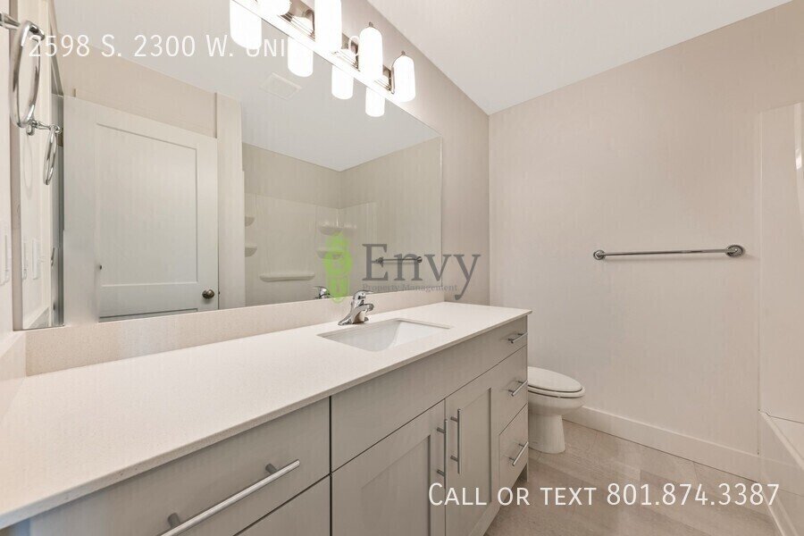 Beautiful 3 Bed, 2.5 Bath Town Home Located in the Sycamore Place Community in West Haven! Available NOW! property image