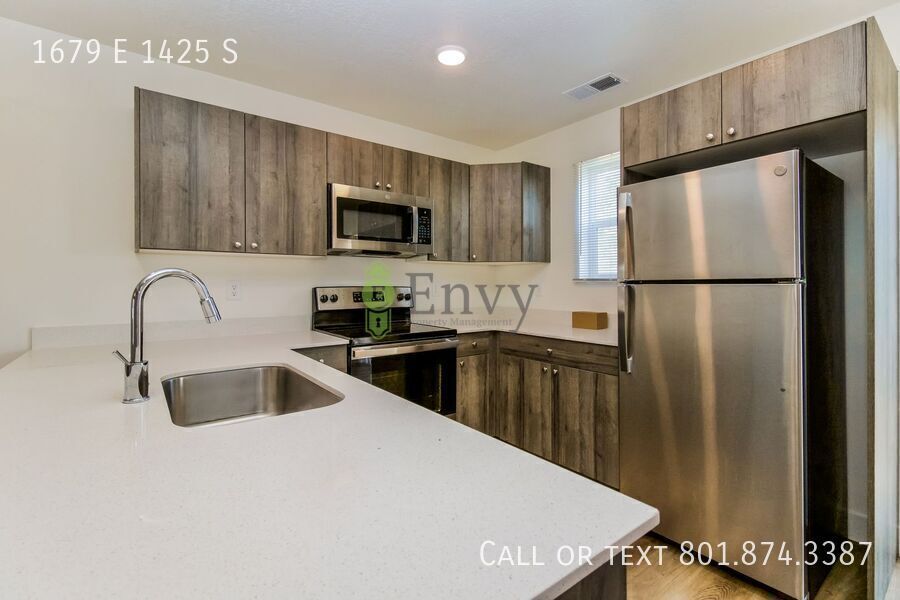 Spacious 3 Bed, 2.5 Bath Pet-Friendly Home with Central Air & Carport Parking! - Available on May 11th! property image