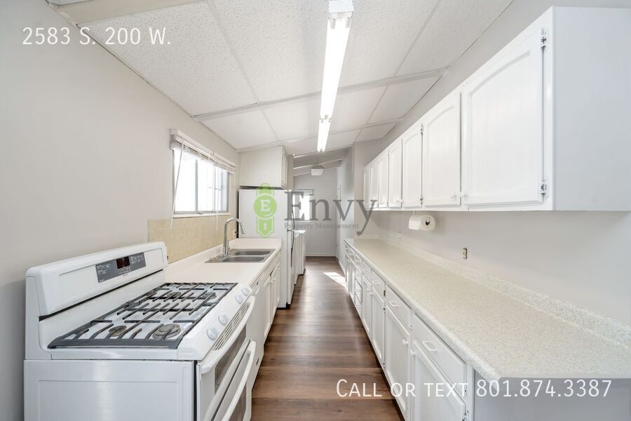 Beautiful Newly Renovated 3 Bed - 1 Bath Pet Friendly Home in Bountiful! Available NOW! property image