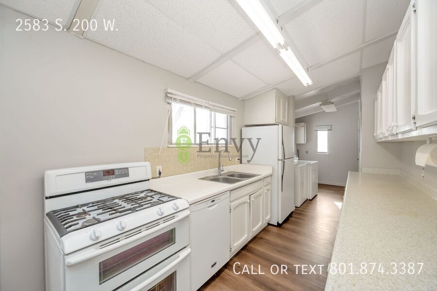 Beautiful Newly Renovated 3 Bed - 1 Bath Pet Friendly Home in Bountiful! Available NOW! property image