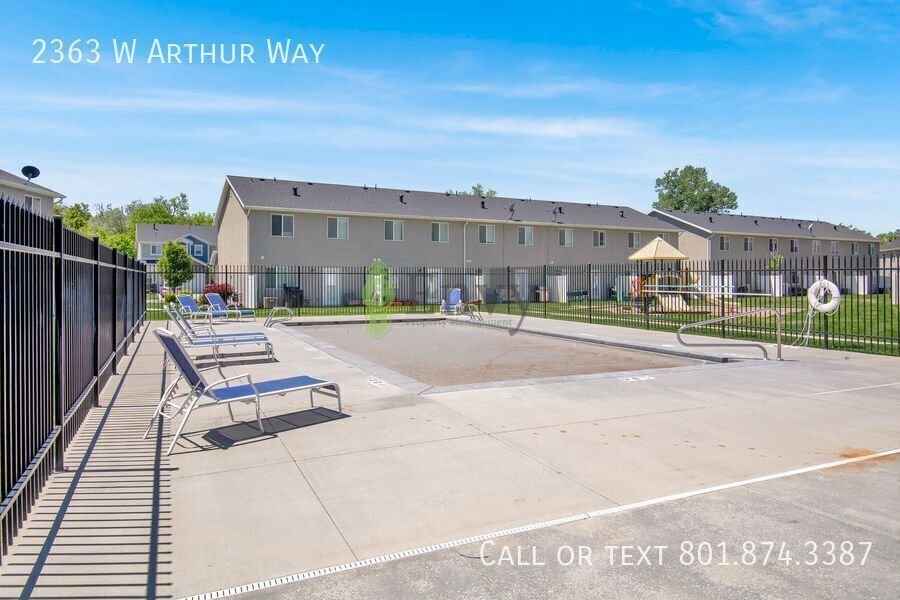 Beautiful 3 Bed, 2.5 Town Home in West Haven, Pet Friendly! Available NOW! property image