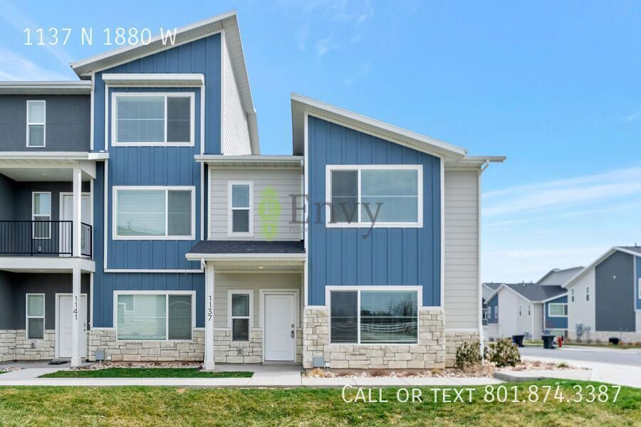 Stunning 3 Bed 2.5 Bath Enormous Townhome in Great Farmington Location! Available NOW! property image