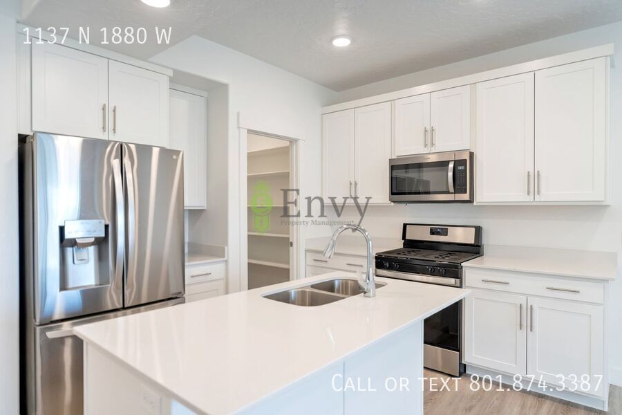 Stunning 3 Bed 2.5 Bath Enormous Townhome in Great Farmington Location! Available NOW! property image