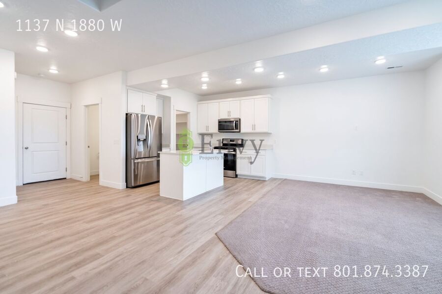 Stunning 3 Bed 2.5 Bath Enormous Townhome in Great Farmington Location! Available NOW! property image