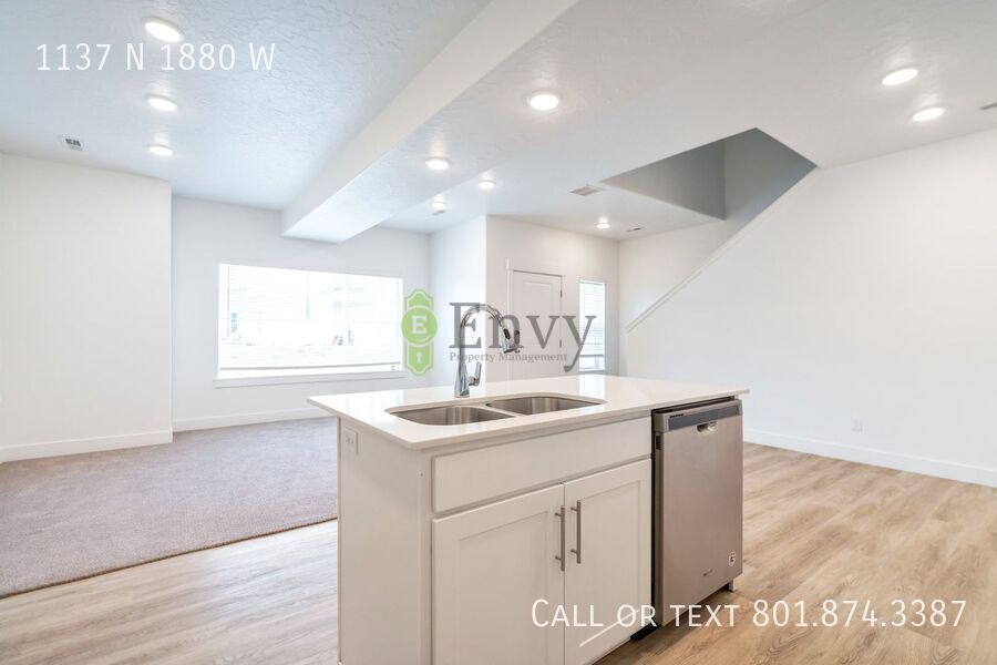 Stunning 3 Bed 2.5 Bath Enormous Townhome in Great Farmington Location! Available NOW! property image