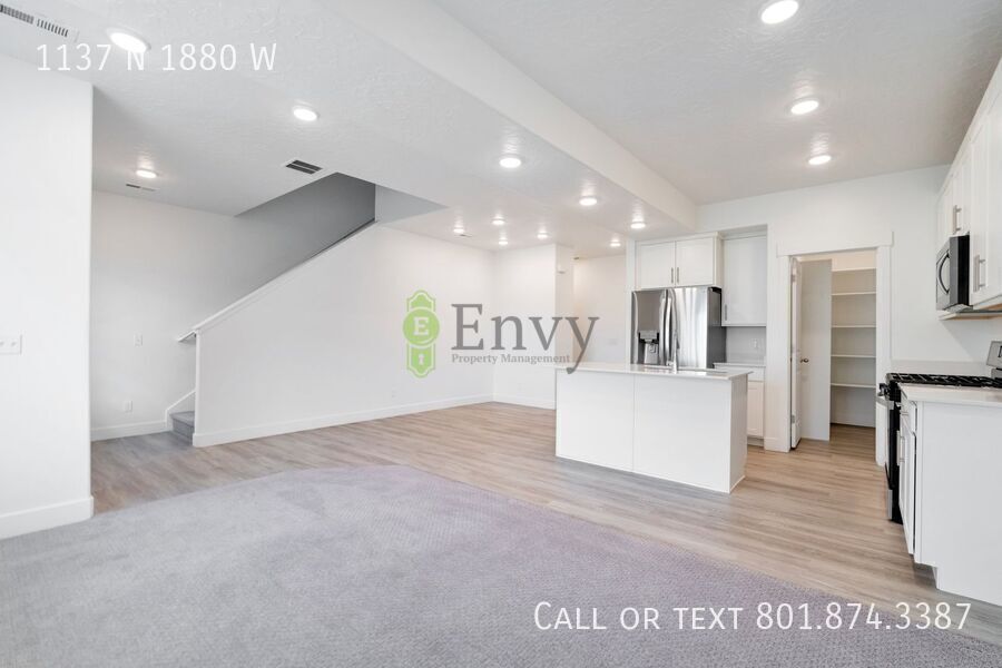 Stunning 3 Bed 2.5 Bath Enormous Townhome in Great Farmington Location! Available NOW! property image