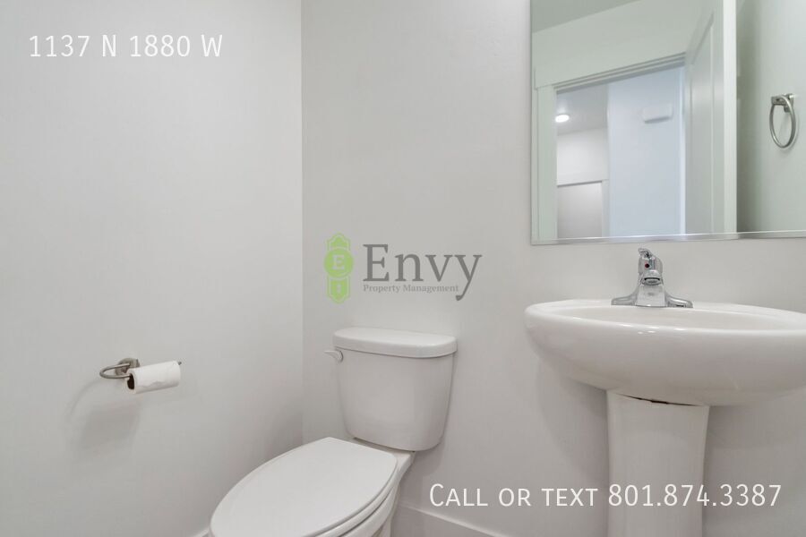 Stunning 3 Bed 2.5 Bath Enormous Townhome in Great Farmington Location! Available NOW! property image
