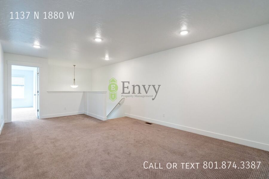 Stunning 3 Bed 2.5 Bath Enormous Townhome in Great Farmington Location! Available NOW! property image