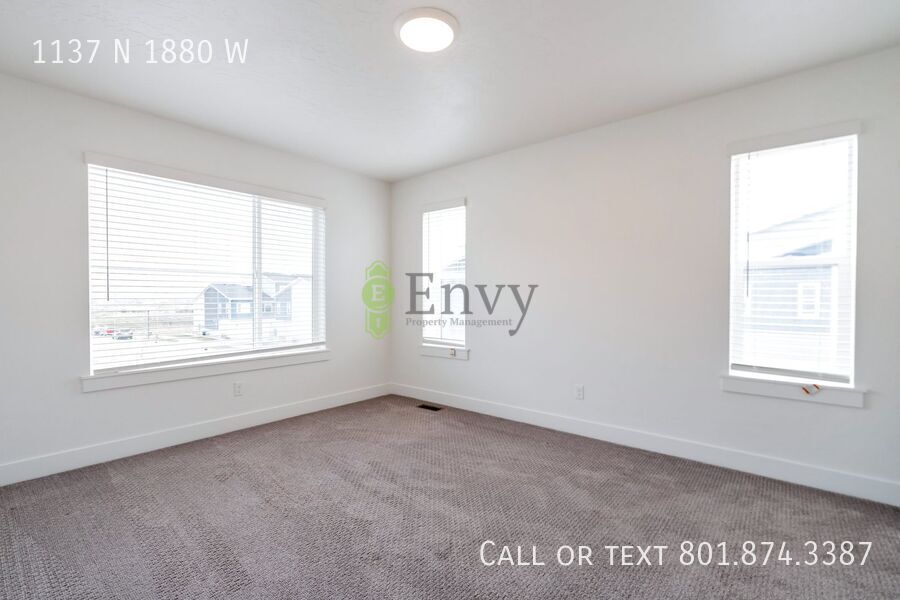 Stunning 3 Bed 2.5 Bath Enormous Townhome in Great Farmington Location! Available NOW! property image