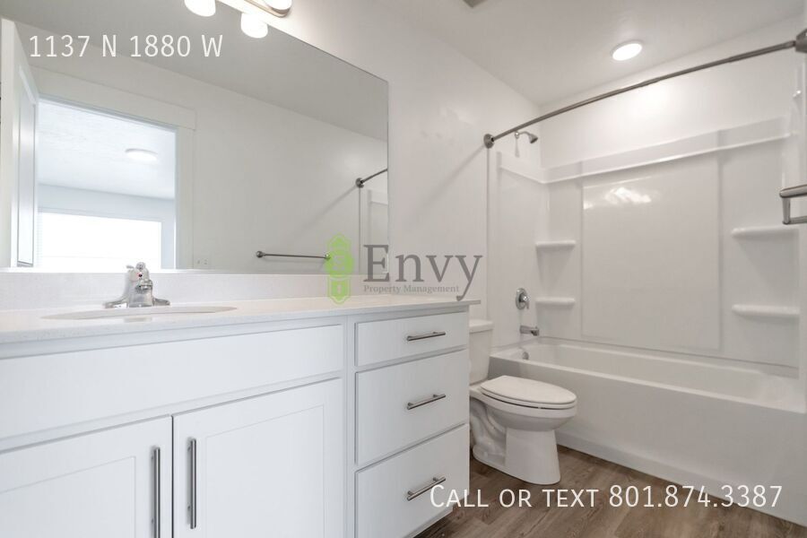 Stunning 3 Bed 2.5 Bath Enormous Townhome in Great Farmington Location! Available NOW! property image