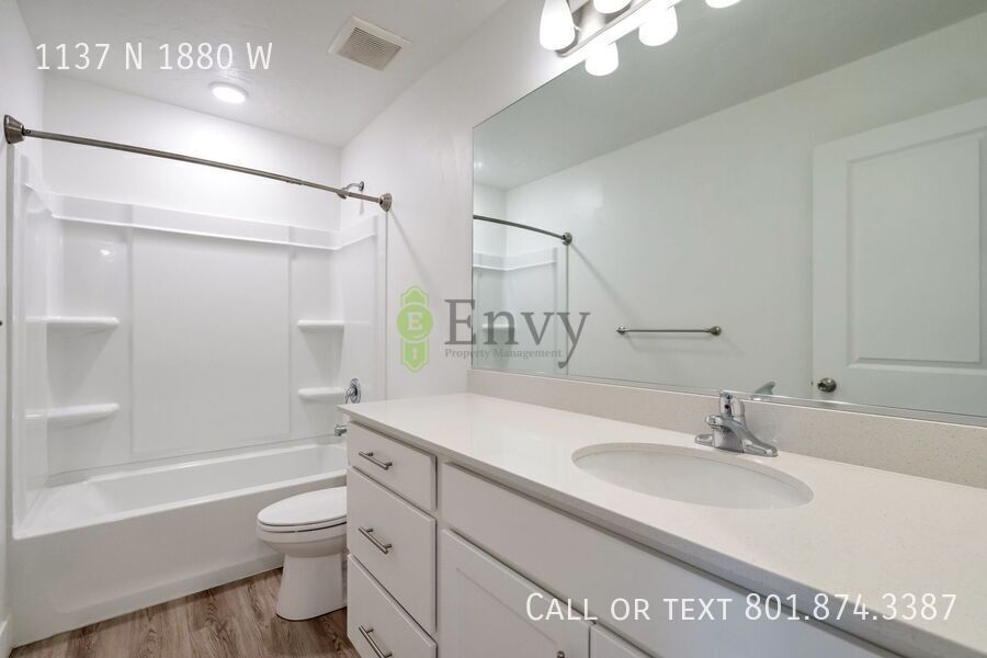 Stunning 3 Bed 2.5 Bath Enormous Townhome in Great Farmington Location! Available NOW! property image