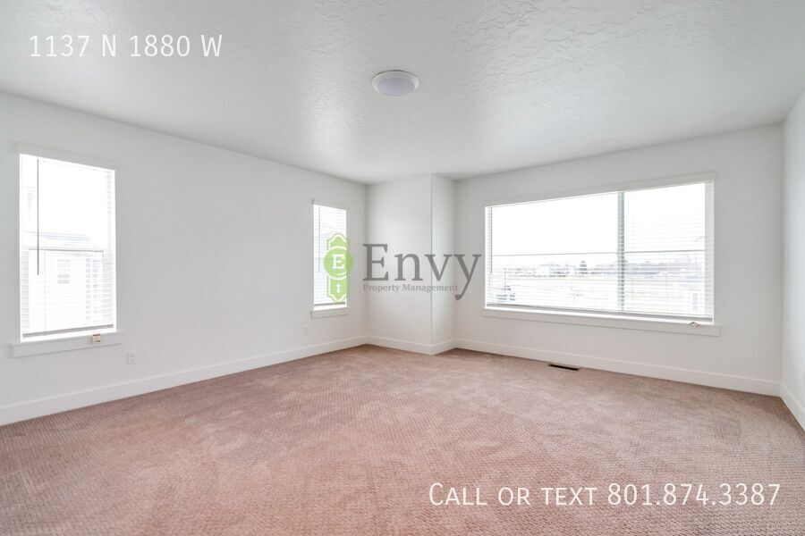 Stunning 3 Bed 2.5 Bath Enormous Townhome in Great Farmington Location! Available NOW! property image